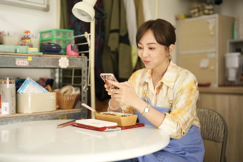 :《今夜一起為愛鼓掌》季芹熱衷搜集各式猛男照。 :《今夜一起為愛鼓掌》季芹熱衷搜集各式猛男照。