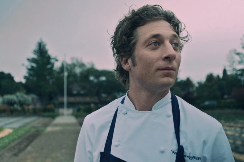 卡米身著「The French Laundry」的制服,在田園展現少見的笑容。 卡米身著「The French Laundry」的制服,在田園展現少見的笑容。