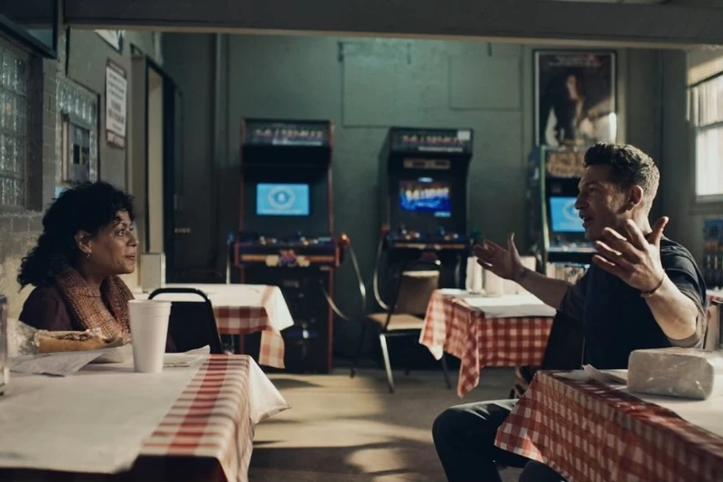 展示了他們身處逆境中卻又不失幽默的一面,同時也拍出麥克的溫暖迷人之處。 展示了他們身處逆境中卻又不失幽默的一面,同時也拍出麥克的溫暖迷人之處。