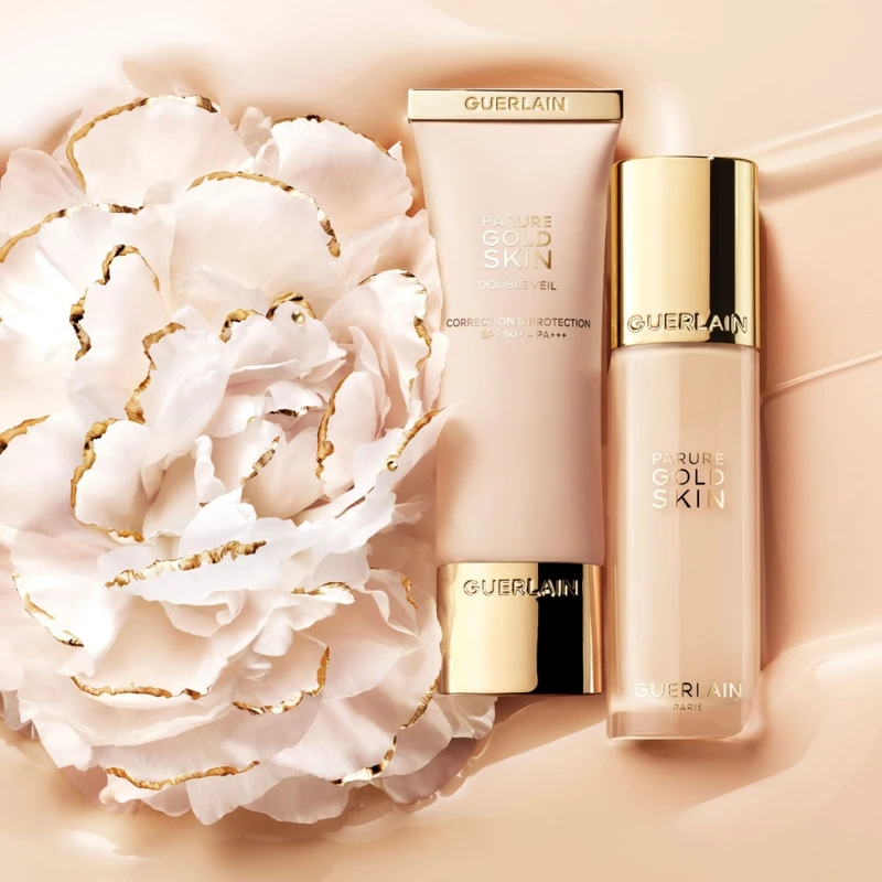 (左)嬌蘭24K純金奢緞光妝前乳SPF50+/PA+++與(右)24K純金光透精華粉底情境圖。 (左)嬌蘭24K純金奢緞光妝前乳SPF50+/PA+++與(右)24K純金光透精華粉底情境圖。