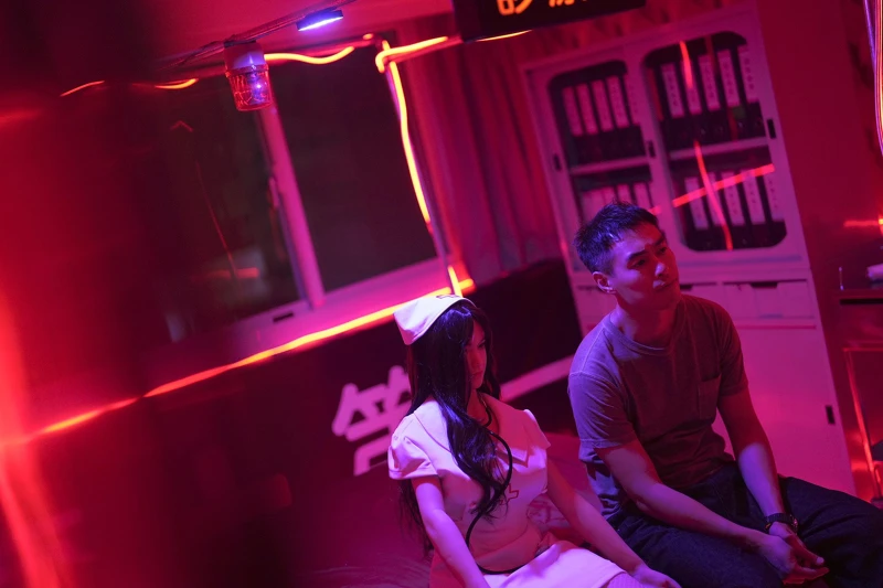 《今夜一起為愛鼓掌》楊祐寧與護士裝扮的矽膠娃娃。 《今夜一起為愛鼓掌》楊祐寧與護士裝扮的矽膠娃娃。