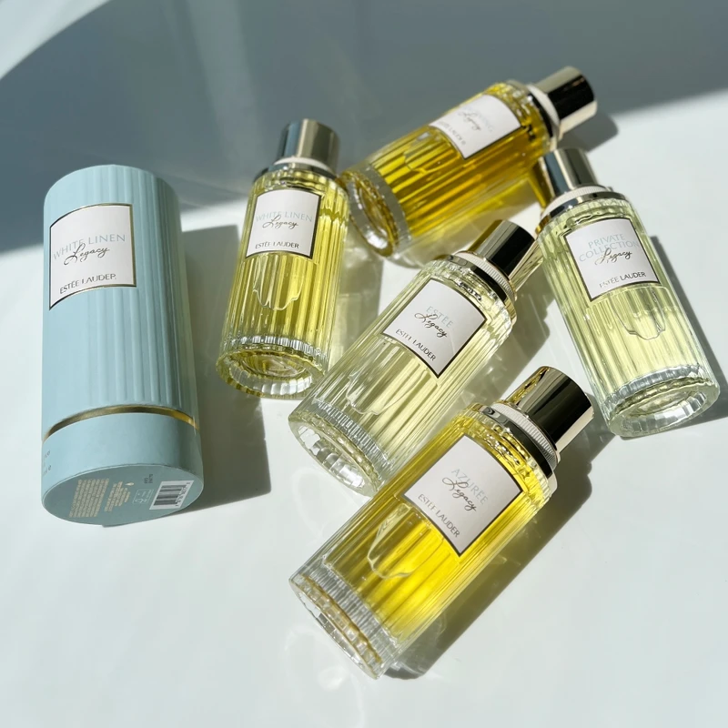 雅詩蘭黛奢逸私藏香氛系列連外包裝紙盒都採用柔和的天藍色。 雅詩蘭黛奢逸私藏香氛系列連外包裝紙盒都採用柔和的天藍色。