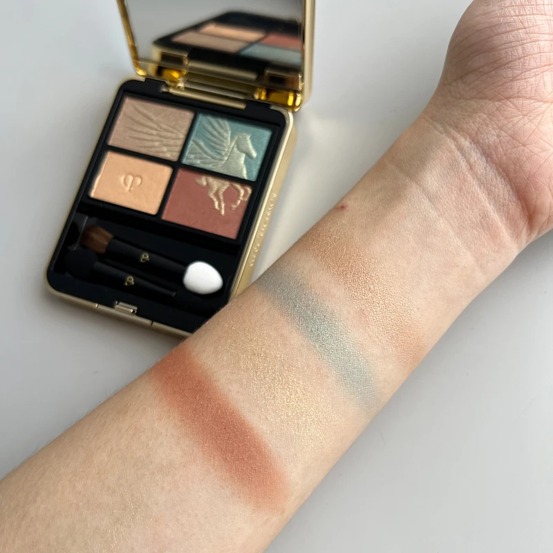 肌膚之鑰幻遊巴黎年度限量系列星鑽光采四色眼影盤#502手部試色。 肌膚之鑰幻遊巴黎年度限量系列星鑽光采四色眼影盤#502手部試色。