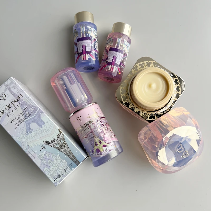 肌膚之鑰幻遊巴黎年度限量系列精質乳霜開蓋後的罐子上也有細緻圖案。 肌膚之鑰幻遊巴黎年度限量系列精質乳霜開蓋後的罐子上也有細緻圖案。