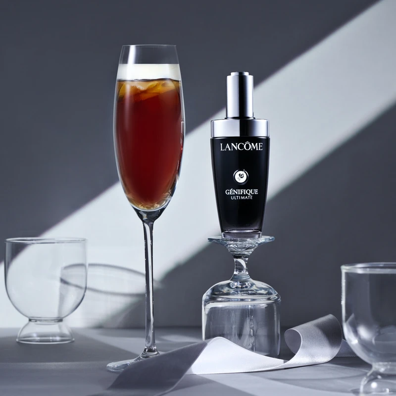 Lancôme蘭蔻「小黑瓶PRO」超極限肌因賦活露X得正聯名芝士奶蓋厚焙烏龍情境圖。 Lancôme蘭蔻「小黑瓶PRO」超極限肌因賦活露X得正聯名芝士奶蓋厚焙烏龍情境圖。