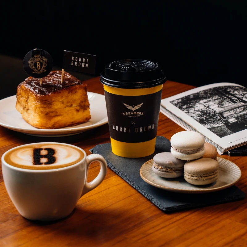 Bobbi Brown x Dreamers Coffee跨界期間限定冬蟲夏草拿鐵與時尚裸影馬卡龍禮盒。 Bobbi Brown x Dreamers Coffee跨界期間限定冬蟲夏草拿鐵與時尚裸影馬卡龍禮盒。