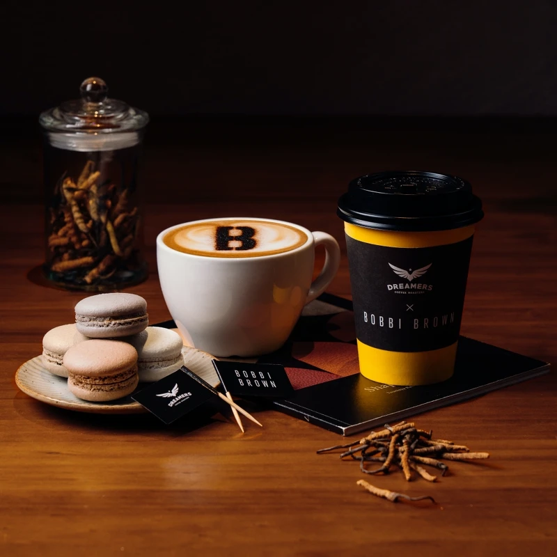 Bobbi Brown x Dreamers Coffee跨界期間限定冬蟲夏草拿鐵與時尚裸影馬卡龍禮盒。 Bobbi Brown x Dreamers Coffee跨界期間限定冬蟲夏草拿鐵與時尚裸影馬卡龍禮盒。