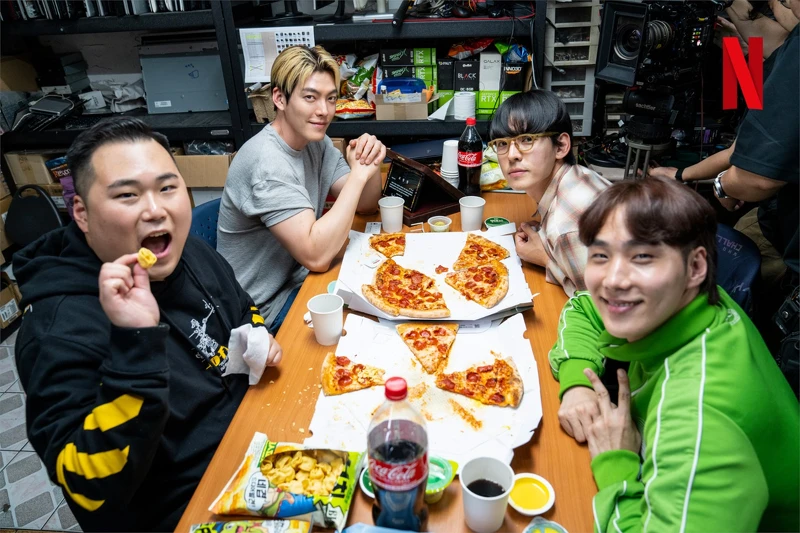 濕氣(左前)、蚯蚓(右前)、K編劇(右後)是李政道”腹瀉”的好哥兒們