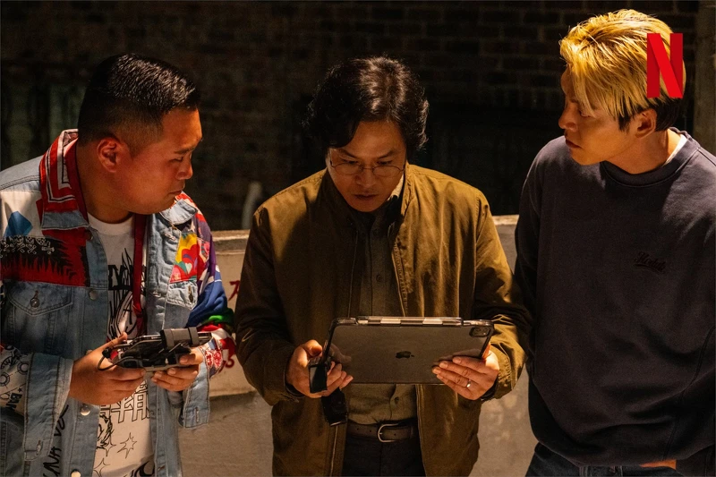 濕氣(左)拿出自己的空拍機，夜航替金宣民(中)找尋受監人立刻顯功績