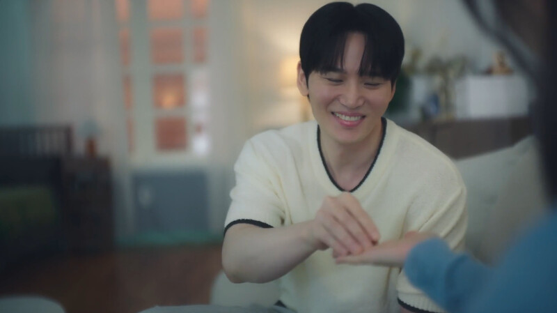 宋鉉濬在家向裵石榴求婚，還準備了機票飛回韓國向裵家報告