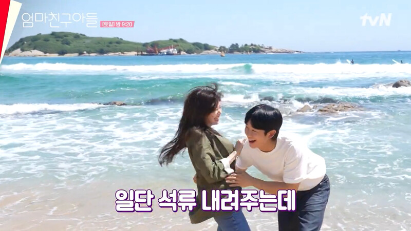 網友自力救濟看幕後花絮補充糖分，明明丁海寅抱庭沼玟到海裡是如此開心啊！