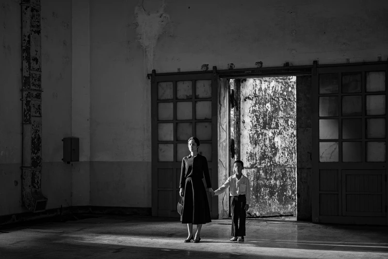 電影《餘燼》中小薰（左）帶著兒子認屍，她透露一到片場就相當震撼，在極高壓下完成表演，小薰的演出讓鍾孟宏導演很是滿意