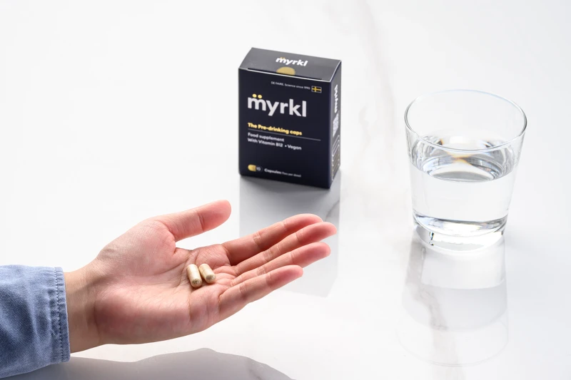 飲前2-12小時服用兩顆myrkl醚立克益生菌膠囊,更輕鬆應對應酬與聚會。圖/大森未來科技有限公司提供 飲前2-12小時服用兩顆myrkl醚立克益生菌膠囊,更輕鬆應對應酬與聚會。圖/大森未來科技有限公司提供