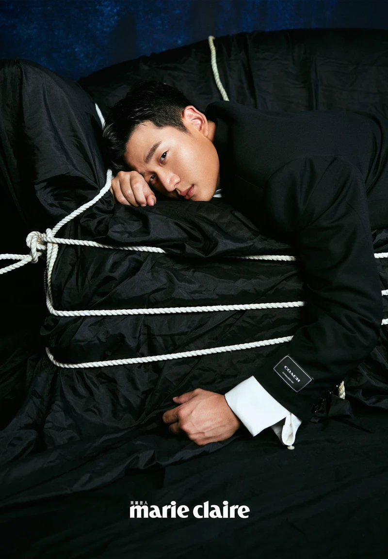 單排釦正裝風夾克、正裝風襯衫、西裝褲、黑色皮鞋，all by Coach。