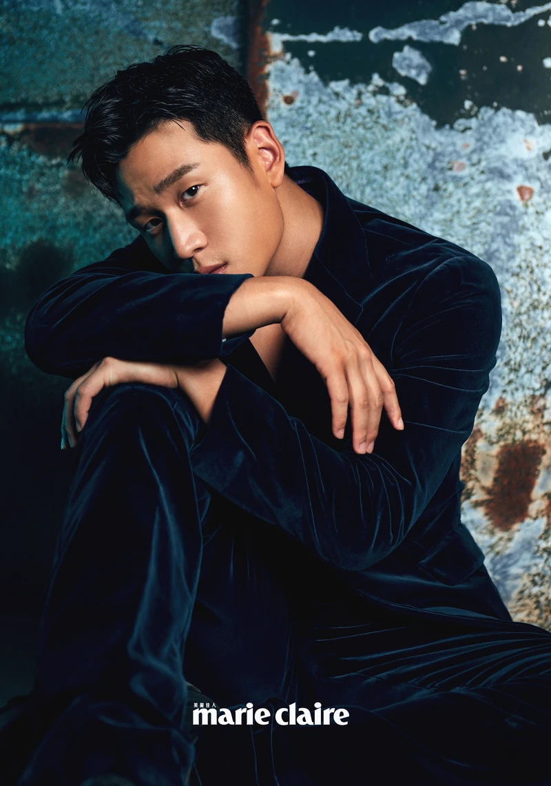 天鵝絨西裝外套、天鵝絨長褲，both by Ralph Lauren。