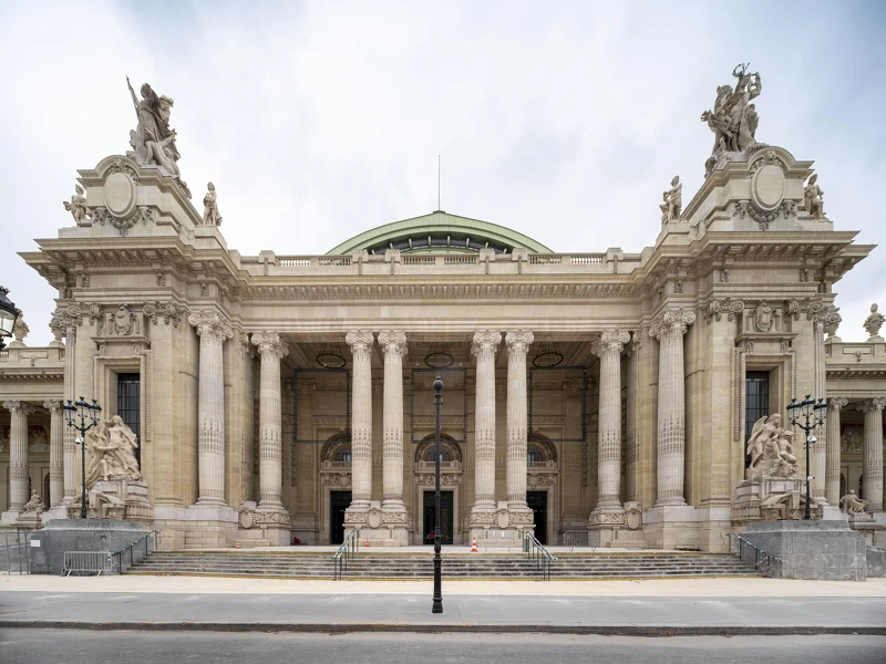 香奈兒自 2018 年起成為巴黎大皇宮（Grand Palais）的長期獨家贊助夥伴，如今更透過 GrandPalaisRmn 永續型捐贈基金將贊助合作關係再延長五年， 正式成為巴黎大皇宮的主要贊助品牌，協助推動各項文化與藝術計畫。