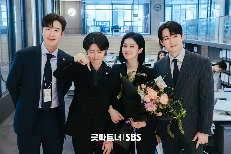 《好搭檔》結局 左起演員表志勳.南志鉉.張娜拉.金准韓 Photo © SBS 