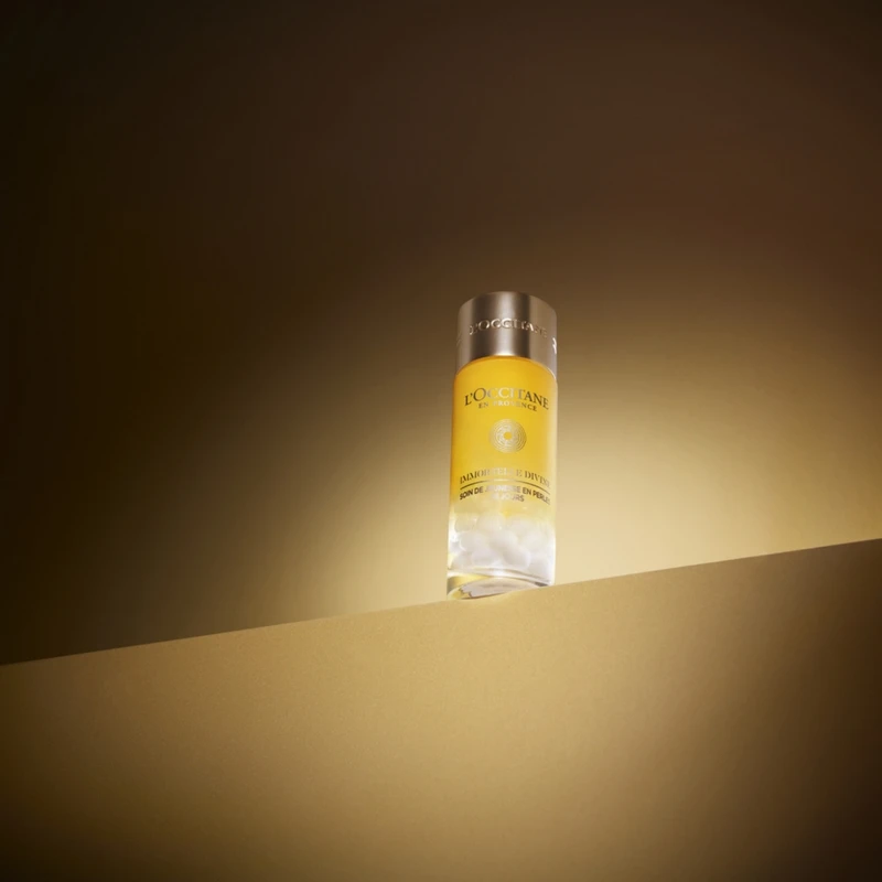 L'OCCITANE歐舒丹蠟菊賦活御緻晶球情境照。 L'OCCITANE歐舒丹蠟菊賦活御緻晶球情境照。