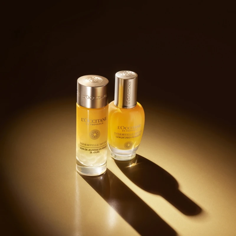 L’OCCITANE歐舒丹蠟菊賦活御緻晶球&蠟菊賦活極萃情境照。 L’OCCITANE歐舒丹蠟菊賦活御緻晶球&蠟菊賦活極萃情境照。