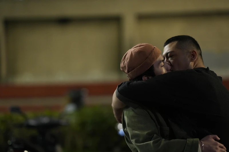 《今夜一起為愛鼓掌》巫建和奪草爺男男螢幕初吻。 《今夜一起為愛鼓掌》巫建和奪草爺男男螢幕初吻。