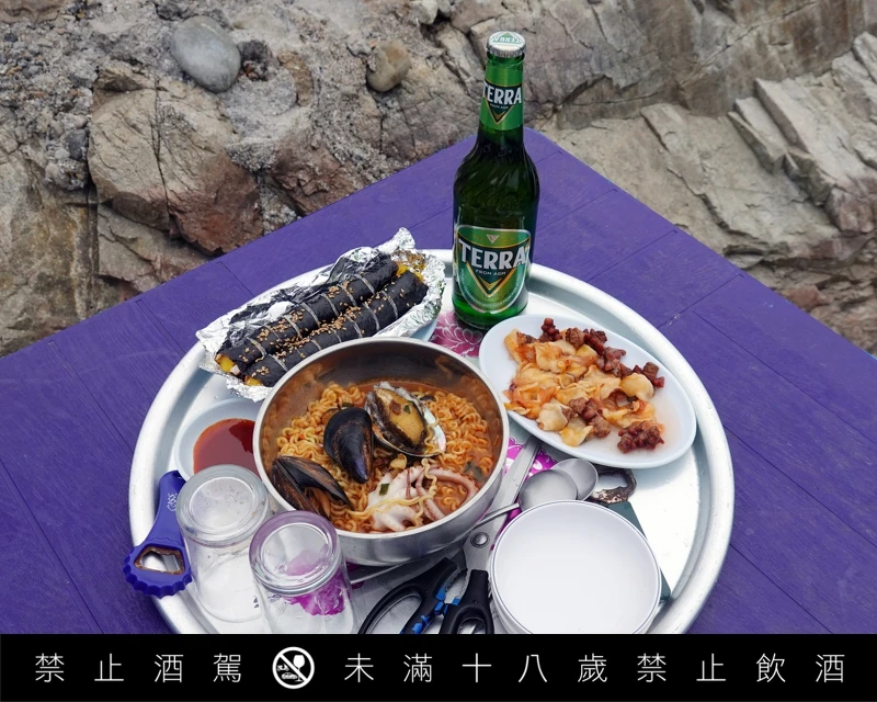 章魚海鮮拉麵、紫菜飯卷，以及當天新鮮現撈，海女村特有的生海菠蘿。