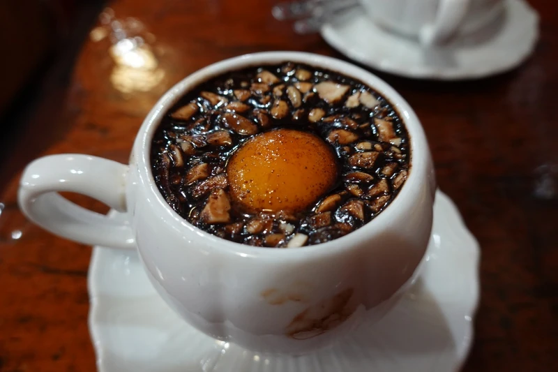 以白芍、當歸、川芎、紅棗、枸杞、甘草等中藥材熬煮成膏狀，再加入生薑、生蛋黃以及核桃、松子等堅果煮成雙和茶。