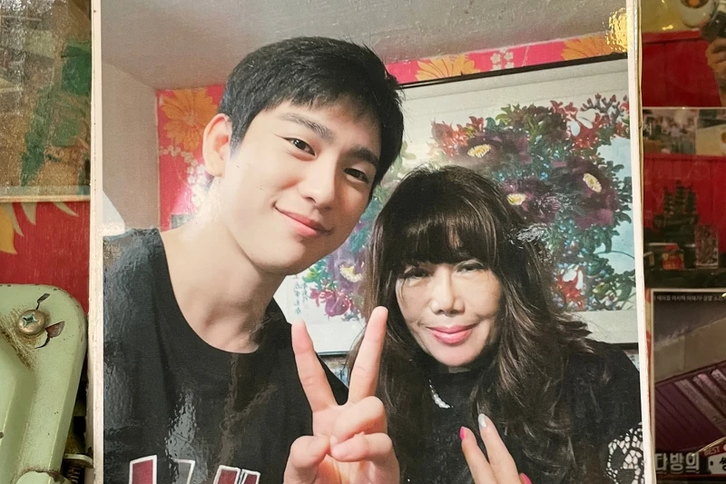 偶像兼演員GOT7的珍榮，在韓綜《潛跡》裡獨自開車回故鄉，帶大家造訪「洋茶坊」。