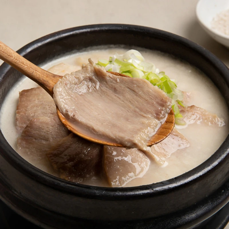 以最簡單的原料熬製湯頭。