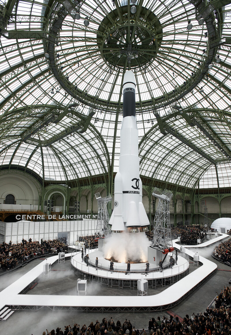 Chanel將重返這個歷史悠久的巴黎大皇宮,重申與這一座象徵巴黎標誌性地標的深厚聯繫。 Chanel將重返這個歷史悠久的巴黎大皇宮,重申與這一座象徵巴黎標誌性地標的深厚聯繫。