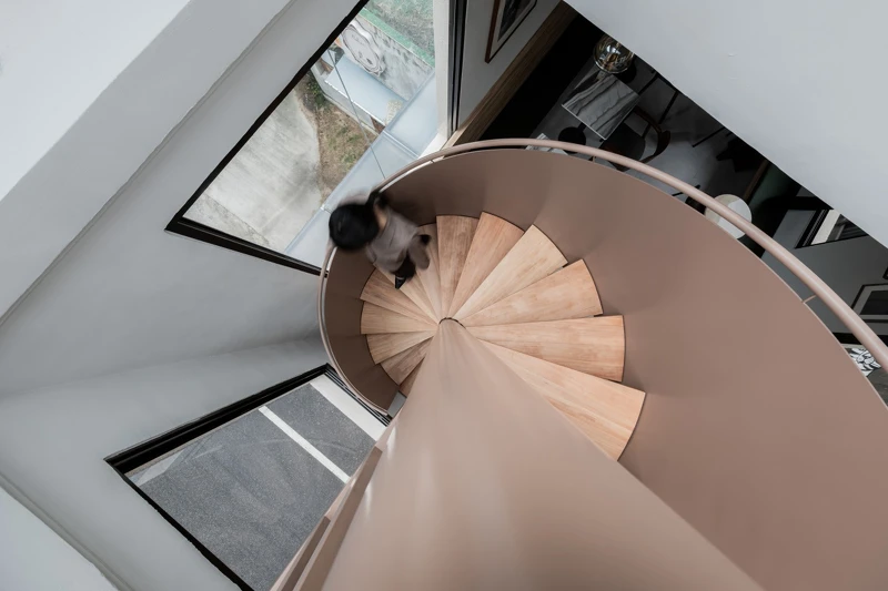 外觀擁有如雕塑般蜿蜒而上的旋轉樓梯。 外觀擁有如雕塑般蜿蜒而上的旋轉樓梯。