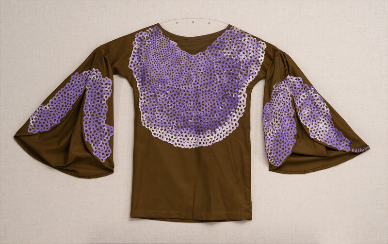 草間彌生,《無題(彩繪上衣)》,1968,60.0 × 160.0 cm,油彩、布,W Collection,北師美術館提供 草間彌生,《無題(彩繪上衣)》,1968,60.0 × 160.0 cm,油彩、布,W Collection,北師美術館提供