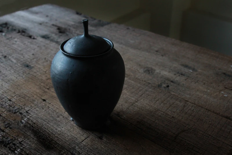 銀黑釉高骨灰罐 銀黑釉高骨灰罐