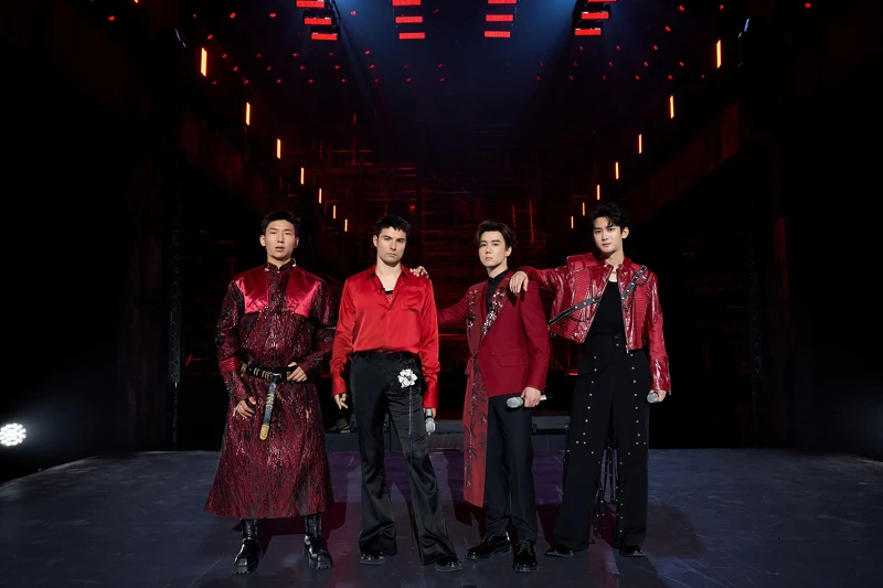 阿如那(左起)、鳳小岳、王一哲和熊梓淇組團演出開場團秀 阿如那(左起)、鳳小岳、王一哲和熊梓淇組團演出開場團秀