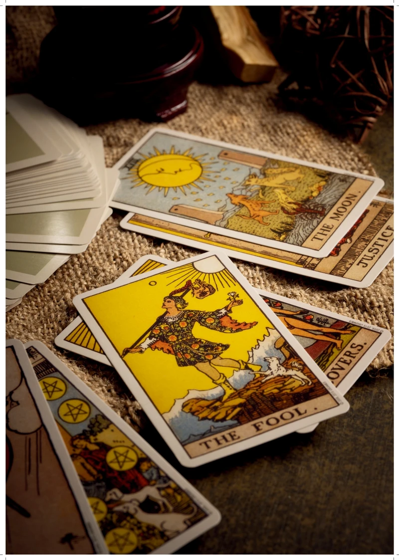 塔羅占卜透過占卜師指引，藉由抽牌解讀，可為預約詢問賓客的各類問題提供指引建議，讓自己有所方向收穫