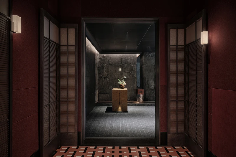 入口的深灰石牆到水牆，再到高挑的穹頂，瞬間隔絕了城市的喧囂。