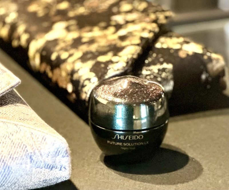 資生堂極上御藏晚霜的蓋子上,都有一片西陣織織品,瓶身像極了藝術品。 資生堂極上御藏晚霜的蓋子上,都有一片西陣織織品,瓶身像極了藝術品。