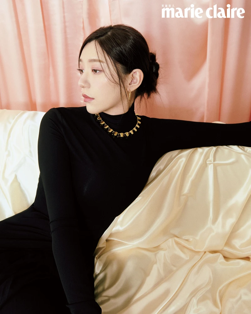 服裝配飾／黑色高領不規則下擺連衣裙，Ferragamo；金色不規則層次項鍊，Gucci；金色繞花耳環 Burberry；金色碎鑽戒指、金色素面戒指、金色素圈手環，all by APM Monaco。彩妝／24K純金奢緞光妝前乳、24K純金光透精華粉底、OMBRES G高訂深邃四色眼影盤、ROUGE G紅寶之吻高訂唇膏，all by Guerlain