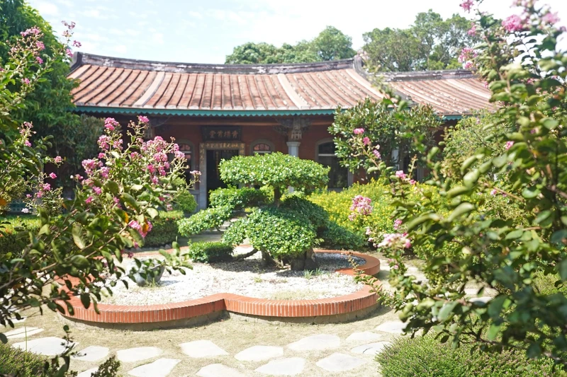 古厝中間的小花園。 古厝中間的小花園。