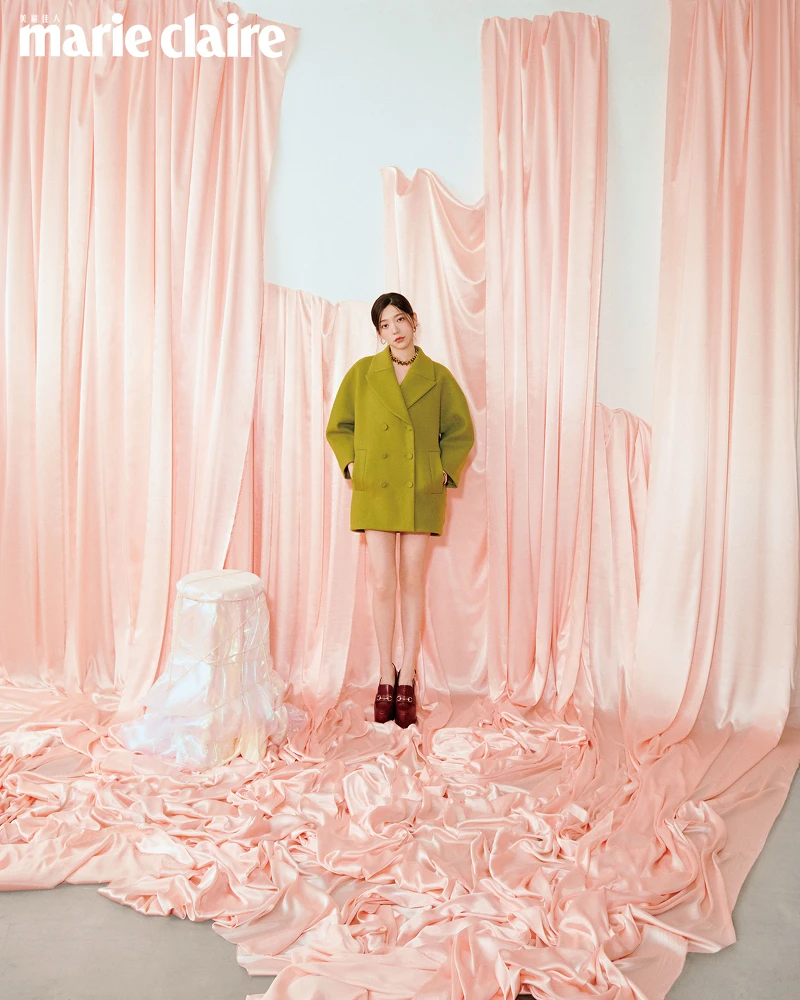 服裝配飾／綠色廓形西裝短褲套裝、紅色樂福高跟涼鞋 、金色不規則層次項鍊，all by Gucci；金色繞花耳環，Burberry；金色碎鑽戒指、金色素面戒指、金色素圈手環，all by APM Monaco。彩妝／24K純金奢緞光妝前乳、24K純金光透精華粉底、OMBRES G高訂深邃四色眼影盤、ROUGE G紅寶之吻高訂唇膏，all by Guerlain