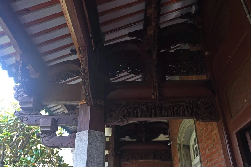 樑柱的雕刻細節展現了閩式建築之美。 樑柱的雕刻細節展現了閩式建築之美。