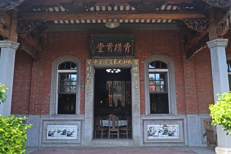 這座建築帶有濃厚的西洋元素,像是門和窗呈拱形,柱子則是角柱。 這座建築帶有濃厚的西洋元素,像是門和窗呈拱形,柱子則是角柱。