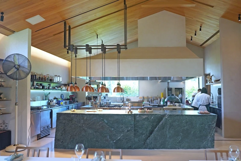 開放式的廚房為視覺重心。 開放式的廚房為視覺重心。