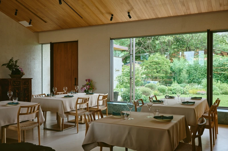 溫潤的木質傢俱與空間做了美好的呼應。 溫潤的木質傢俱與空間做了美好的呼應。