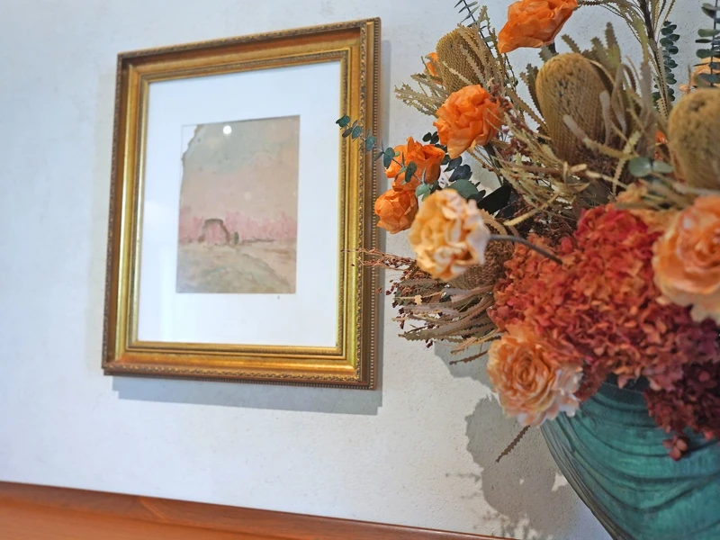 牆面掛有日治時期及戰後時期油畫家陳澄波的畫作。 牆面掛有日治時期及戰後時期油畫家陳澄波的畫作。