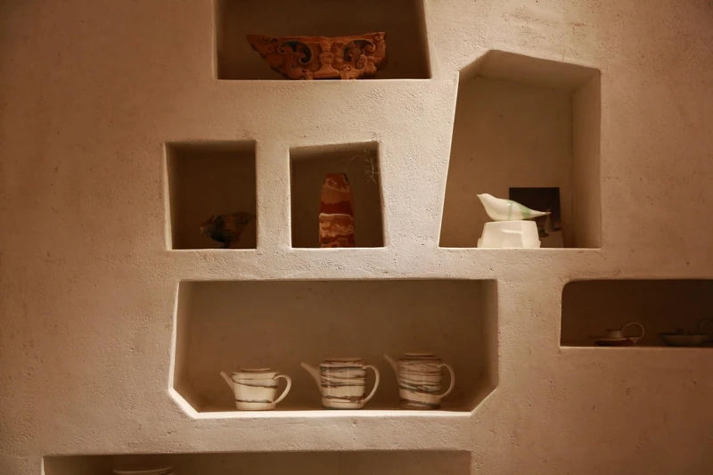 牆面的壁龕也成為器皿展示空間。 牆面的壁龕也成為器皿展示空間。