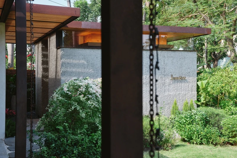 「Lumière」在法文中有「光」之意,或者也能進一步理解成「啟蒙」。 「Lumière」在法文中有「光」之意,或者也能進一步理解成「啟蒙」。