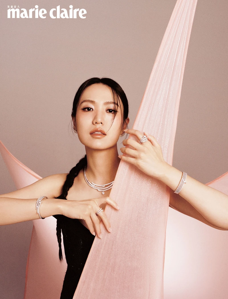 網紗拼接長洋裝,Givenchy;VELA 白K金法式鑲嵌鑽石鎖骨鍊、VELA 白K金法式鑲嵌鑽石耳環、(左手)VELA 白K金法式鑲嵌鑽石手鐲、VELA Cocktail 白K金鑽石套戒、VELA Cathedral Solitaire 鉑金鑽石戒指、(右手)VELA 白K金法式鑲嵌鑽石手鐲、VELA Double Row白K金法式鑲嵌鑽石戒指,all by Hearts On Fire。 網紗拼接長洋裝,Givenchy;VELA 白K金法式鑲嵌鑽石鎖骨鍊、VELA 白K金法式鑲嵌鑽石耳環、(左手)VELA 白K金法式鑲嵌鑽石手鐲、VELA Cocktail 白K金鑽石套戒、VELA Cathedral Solitaire 鉑金鑽石戒指、(右手)VELA 白K金法式鑲嵌鑽石手鐲、VELA Double Row白K金法式鑲嵌鑽石戒指,all by Hearts On Fire。