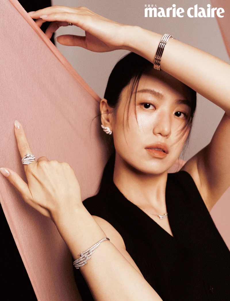 深藍拼接西裝背心,Loewe;VELA 白K金法式鑲嵌鑽石耳環、VELA 白K金法式鑲嵌鑽石項鍊、(左手)VELA白K金法式鑲嵌鑽石手鐲、(右手)VELA 白K金法式鑲嵌鑽石手鐲、VELA Cocktail 白K金鑽石套戒 、VELA Cathedral Solitaire 鉑金鑽石戒指,all by Hearts On Fire。 深藍拼接西裝背心,Loewe;VELA 白K金法式鑲嵌鑽石耳環、VELA 白K金法式鑲嵌鑽石項鍊、(左手)VELA白K金法式鑲嵌鑽石手鐲、(右手)VELA 白K金法式鑲嵌鑽石手鐲、VELA Cocktail 白K金鑽石套戒 、VELA Cathedral Solitaire 鉑金鑽石戒指,all by Hearts On Fire。