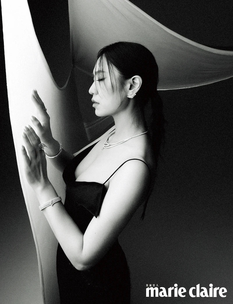 網紗拼接長洋裝,Givenchy;VELA 白K金法式鑲嵌鑽石鎖骨鍊、VELA 白K金法式鑲嵌鑽石耳環、(左手)VELA 白K金法式鑲嵌鑽石手鐲、VELA Cocktail 白K金鑽石套戒、VELA Cathedral Solitaire 鉑金鑽石戒指、(右手)VELA 白K金法式鑲嵌鑽石手鐲、VELA Double Row 白K金法式鑲嵌鑽石戒指 all by Hearts On Fire 。 網紗拼接長洋裝,Givenchy;VELA 白K金法式鑲嵌鑽石鎖骨鍊、VELA 白K金法式鑲嵌鑽石耳環、(左手)VELA 白K金法式鑲嵌鑽石手鐲、VELA Cocktail 白K金鑽石套戒、VELA Cathedral Solitaire 鉑金鑽石戒指、(右手)VELA 白K金法式鑲嵌鑽石手鐲、VELA Double Row 白K金法式鑲嵌鑽石戒指 all by Hearts On Fire 。