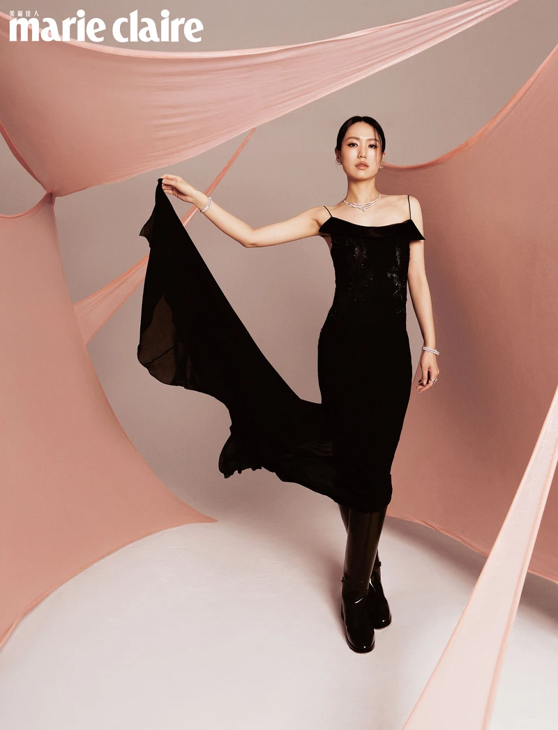 網紗拼接長洋裝,Givenchy;針織內搭褲,Ferragamo;墨綠漆皮靴,Gucci;VELA 白K金法式鑲嵌鑽石鎖骨鍊、VELA 白K金法式鑲嵌鑽石耳環、(右手)VELA 白K金法式鑲嵌鑽石手鐲、VELA Cocktail 白K金鑽石套戒、VELA Cathedral Solitaire 鉑金鑽石戒指、(左手)VELA 白K金法式鑲嵌鑽石手鐲、VELA Double Row白K金法式鑲嵌鑽石戒指、VELA Triple Row 白K金法式鑲嵌鑽石戒指,all by Hearts On Fire。 網紗拼接長洋裝,Givenchy;針織內搭褲,Ferragamo;墨綠漆皮靴,Gucci;VELA 白K金法式鑲嵌鑽石鎖骨鍊、VELA 白K金法式鑲嵌鑽石耳環、(右手)VELA 白K金法式鑲嵌鑽石手鐲、VELA Cocktail 白K金鑽石套戒、VELA Cathedral Solitaire 鉑金鑽石戒指、(左手)VELA 白K金法式鑲嵌鑽石手鐲、VELA Double Row白K金法式鑲嵌鑽石戒指、VELA Triple Row 白K金法式鑲嵌鑽石戒指,all by Hearts On Fire。